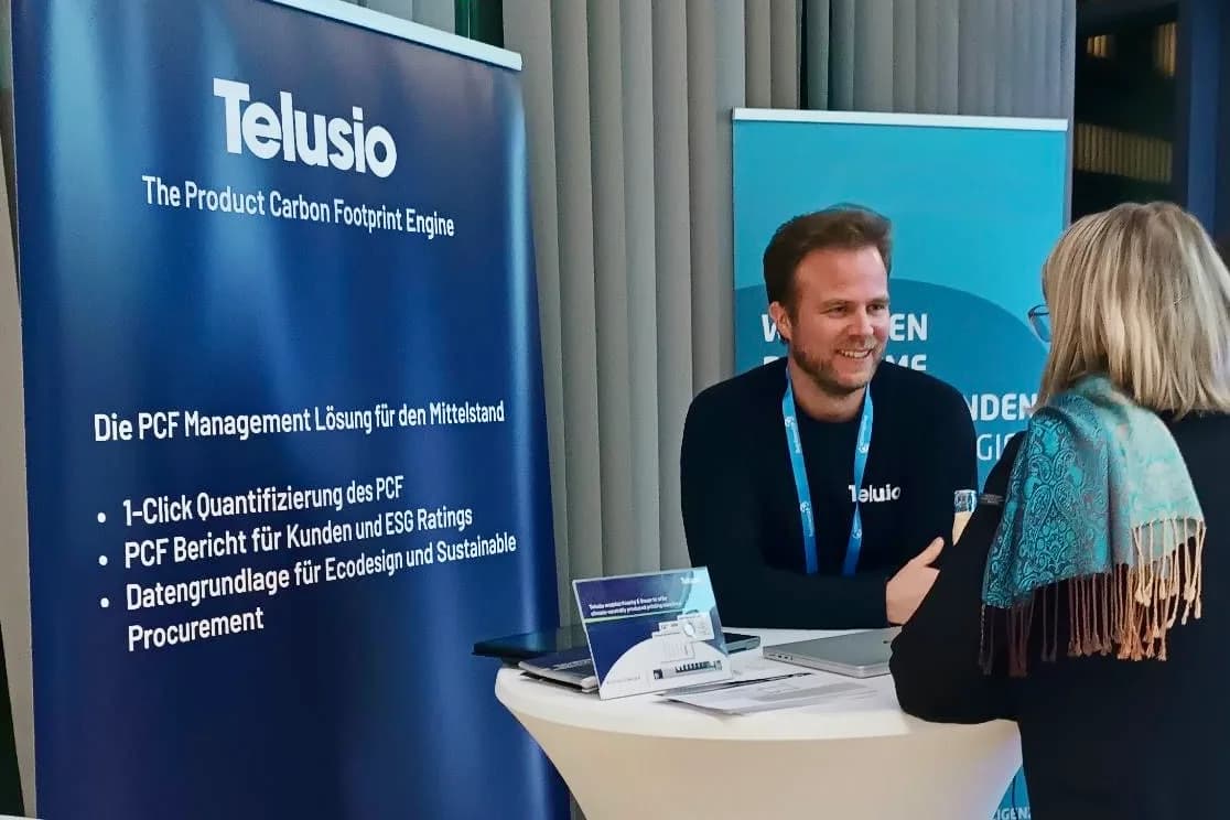 Conversation with a visitor at the Telusio trade fair booth