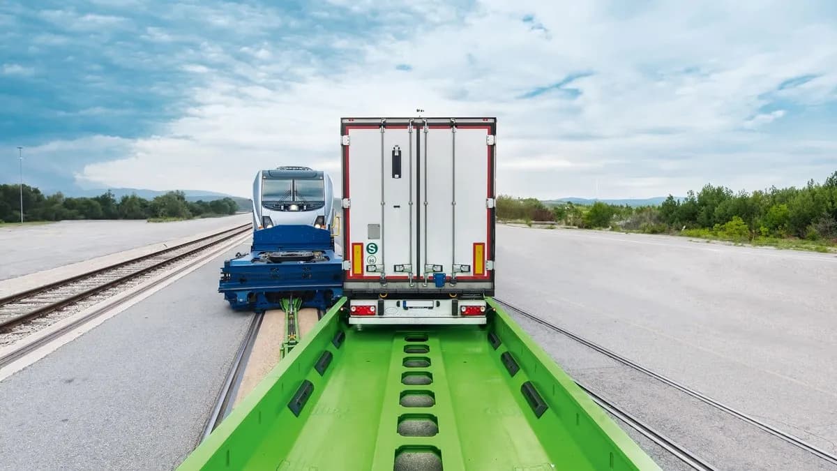 Truck trailer on a Helrom rail wagon