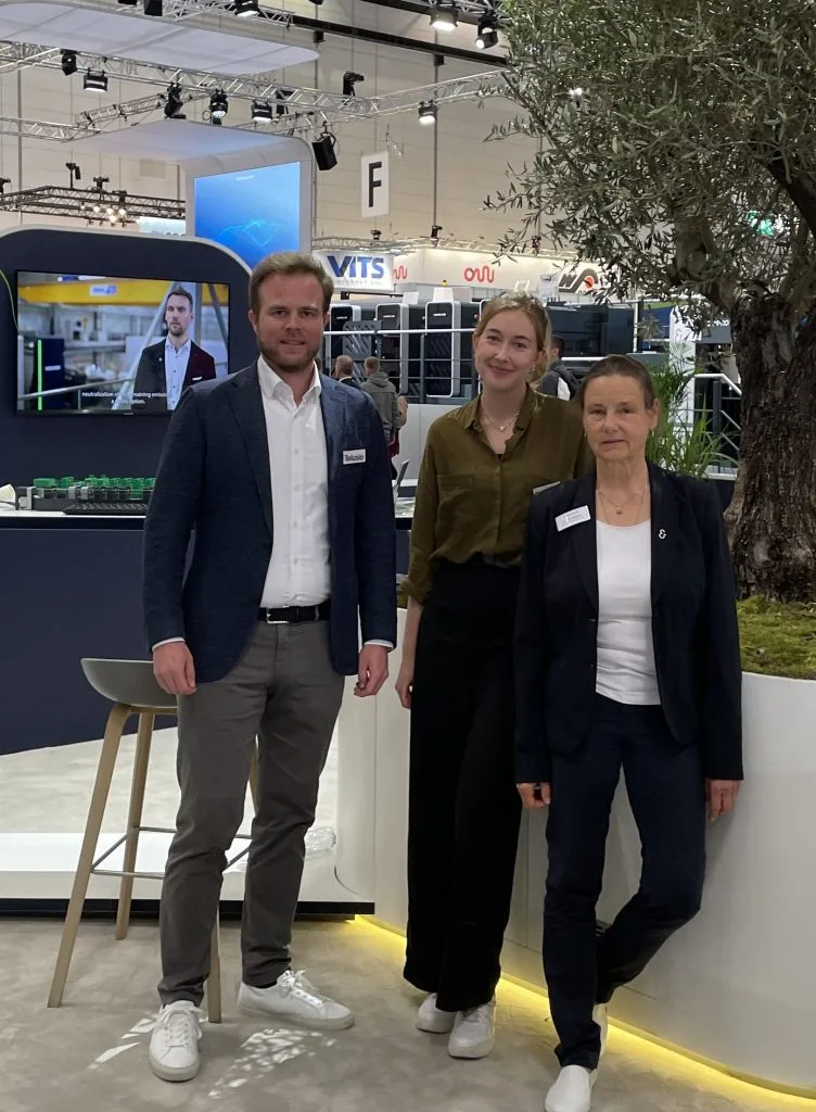 Foto von Mitarbeitern von Telusio und Innovationspartner Koenig & Bauer auf der drupa 2024
